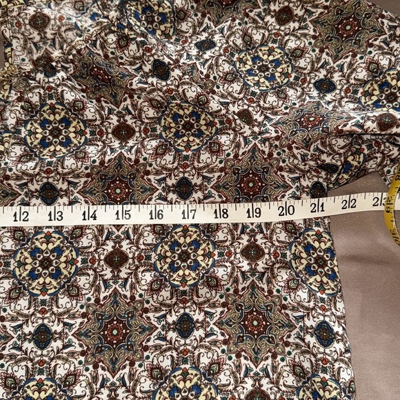A. Byer Multi-hue Paisley Print Top Gold Keyhole Detail Open Sleeve Button Cuff - Picture 4 of 13